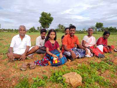 ஊரை விட்டு ஒதுக்கி தீர்ப்பு; விவசாயி திடீர் போராட்டம்!