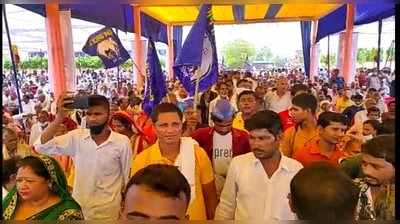 Kanpur News: BSP ने पूर्व ब्लॉक प्रमुख को बिठूर से घोषित किया प्रत्याशी, बैठक में उड़ी सोशल डिस्टेंसिंग की धज्जियां