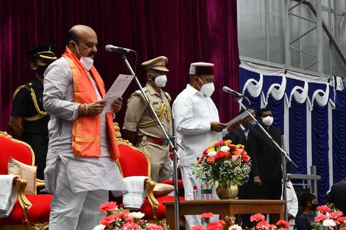 ರಾಜ್ಯಪಾಲ ಗೆಹ್ಲೋಟ್‌ರಿಂದ ಪ್ರತಿಜ್ಞಾ ವಿಧಿ ಬೋಧನೆ.