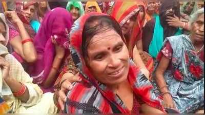 Mainpuri news: मैनपुरी में सड़क किनारे जेसीबी से खनन, गहरे गड्ढे में भरा बारिश का पानी तो डूबकर सगे भाईयों की मौत