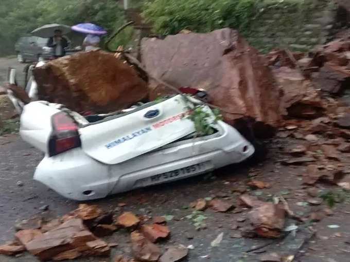 ​शिमला में पत्थर गिरने से चकनाचूर हो गई कार