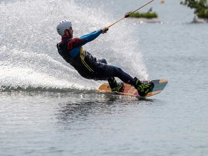 मालदीव की वेकबोर्डिंग एक्टिविटी - Wakeboarding in Maldive in Hindi