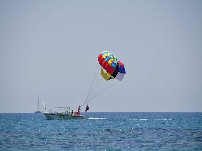 मालदीव की पैरासेलिंग एक्टिविटी - Parasailing in Maldives in Hindi