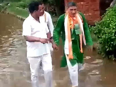 हापुड़ में BJP विधायक को गंदे पानी में चलाया, पहुंचे थे अपने विधानसभा क्षेत्र, वीडियो वायरल