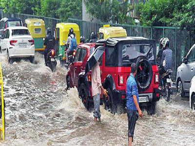 Delhi Rains: दिल्ली की झमाझम बारिश में डूबा सिस्टम, खतरे के निशान से पार यमुना, आज भी ऑरेंज अलर्ट