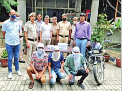Delhi Crime News : घर के बाहर सोए शख्स की हत्या में भतीजा समेत 3 लोग अरेस्ट, लूट की बाइक भी बरामद