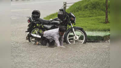 Rain in India: देश में कई इलाकों में भारी बारिश से तबाही, कहीं बाढ़ तो कहीं लैंडस्लाइड, कई की मौत...देखें तस्वीरें