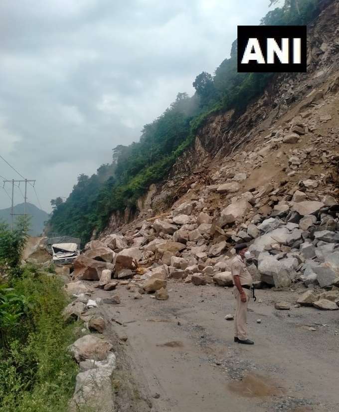 हिमाचल प्रदेश में भूस्खलन के कारण चंडीगढ़-मनाली नैशनल हाइवे-3 पूरी तरह ब्लॉक हो गया है।