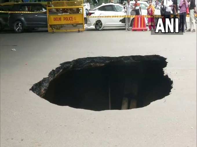 दिल्ली: हौज खास इलाके में बीच सड़क पर एक बड़ा गड्डा हुआ
