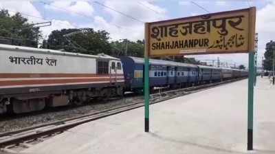 शाहजहांपुर में PWD कर्मचारी की ट्रेन से कटकर मौत, कुछ ही देर बाद होनी थी रिटायरमेंट पार्टी