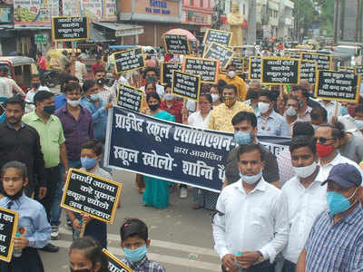 फिरोजाबाद: स्कूल खोलने को संचालकों ने निकाली रैली, बोले-शिक्षा जीवन का आधार, इसके बिना जीवन बेकार