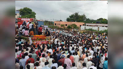 हजारो कष्टकऱ्यांच्या उपस्थितीत माजी आमदार गणपतराव देशमुख यांच्यावर अंत्यसंस्कार