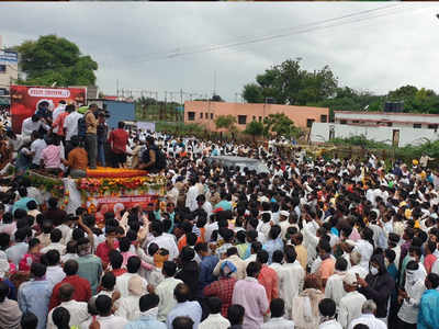 हजारो कष्टकऱ्यांच्या उपस्थितीत माजी आमदार गणपतराव देशमुख यांच्यावर अंत्यसंस्कार