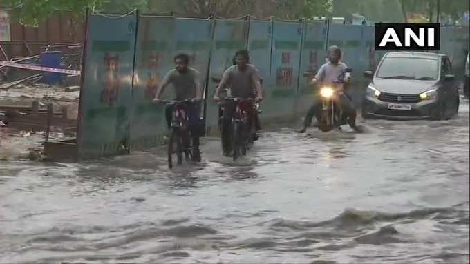 तस्वीर दिल्ली के खानपुर इलाके की है जहां भारी बारिश के बाद पानी भर गया है। इससे लोगों को आवाजाही में भी दिक्कत हो रही है।