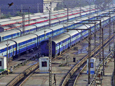 Train Cancel List: यात्री कृपया ध्यान दें! बारिश...जलजमाव के चलते रेलवे ने रद्द की 5 जोड़ी ट्रेनें, देखिए लिस्ट