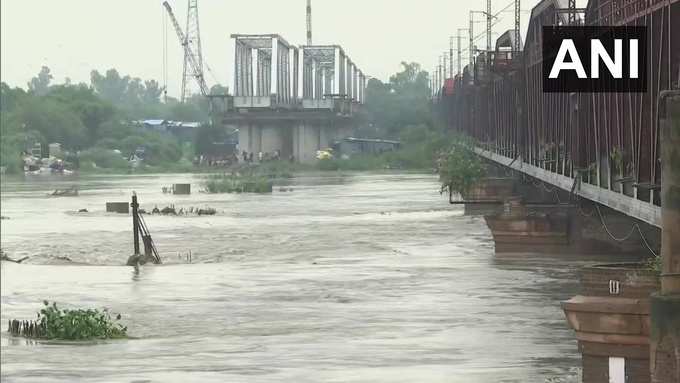 दिल्ली में यमुना नदी एक बार फिर खतरे के निशान के बहुत करीब पहुंच गई है। तस्वीर लोहापुल की है।