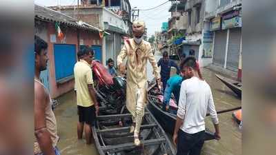 বাঁধ ভেঙে জল থইথই রাস্তা! নৌকায় চেপে বিয়ের আসরে পাত্র