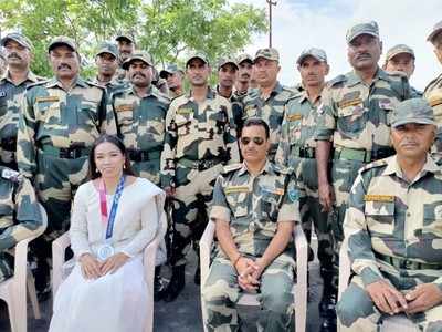 मीराबाईनं गाठली भारताची बॉर्डर; BSF जवानांसोबत साजरा केला पदकाचा आनंद