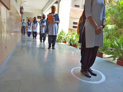 Punjab School Reopen: पंजाब में सोमवार से सभी कक्षाओं के लिए खुलने जा रहे स्कूल, तैयारियां पूरी