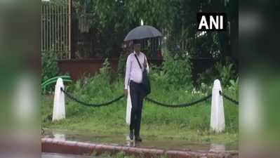 Rains and Flood Live Updates: दिल्ली के कई इलाकों में हुई बारिश, लोगों को मिली गर्मी से राहत