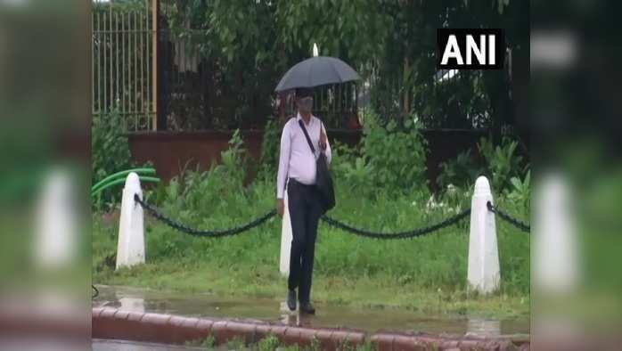 Rains and Flood Live Updates: दिल्ली के कई इलाकों में हुई बारिश, लोगों को मिली गर्मी से राहत