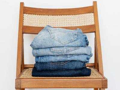 डार्क कलर वाली Regular Fit Jeans को पहनकर कूल बनेगी आपकी ड्रेसिंग स्टाइल, 53% तक की हो रही है बचत