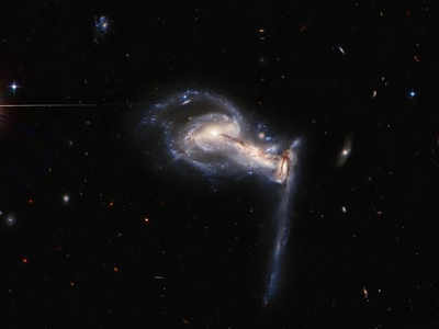 ब्रह्मांड में रस्साकशी कर रही थीं तीन गैलेक्सी, आपने देखी Hubble Space Telescope में कैद यह अजीब तस्वीर?