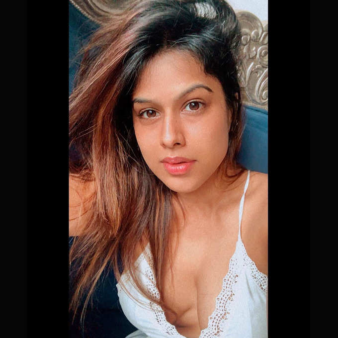 Instagram@niasharma90