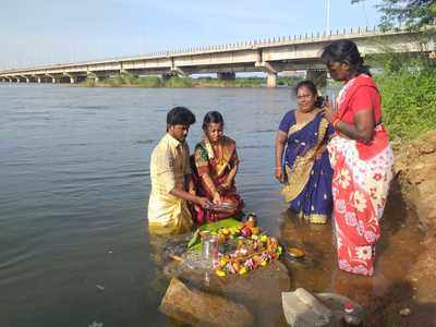 தடையை மீறி ஆடிப்பெருக்கு;                                                            புதுமண தம்பதிகள் வழிபாடு!