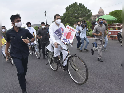 विरोधी पक्षांच्या ब्रेकफास्ट मिटिंगनंतर राहुल गांधी सायकलवर संसदेत
