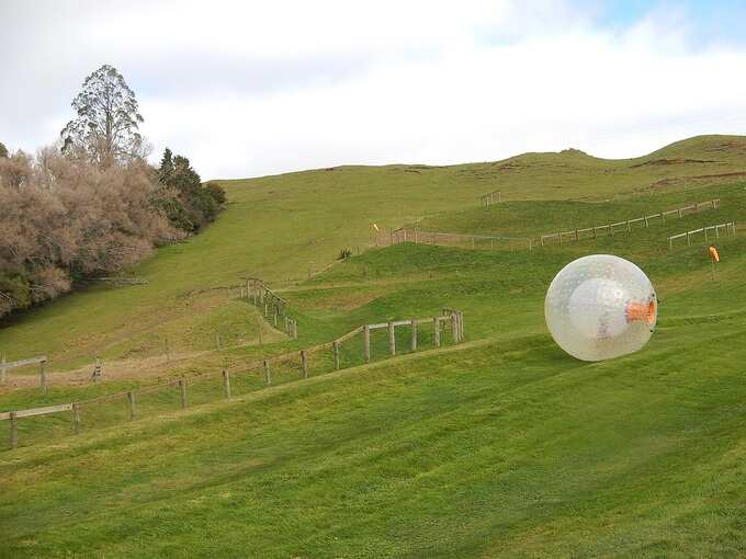 दार्जिलिंग में ज़ोरबिंग - Zorbing in Darjeeling in Hindi