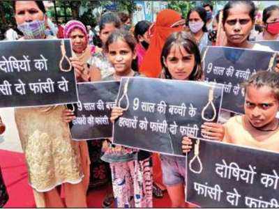 Delhi Rape Case : उन दरिंदों को मेरी बेटी की तरह जिंदा जला दो... दिल्ली में 9 साल की बच्ची की हत्या पर उबाल