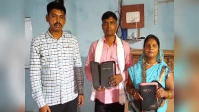 गोरखपुर: पति-पत्नी समेत तीन पर धर्मांतरण कराने का आरोप, ग्रामीणों ने बनाया बंधक, पुलिस को सौंपा