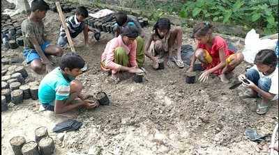 UP News: कुशीनगर जिले में बाल मजदूरी जारी, वन विभाग के अधिकारियों के सामने ग्रो बैग में मिट्टी भरते दिखे बच्चे