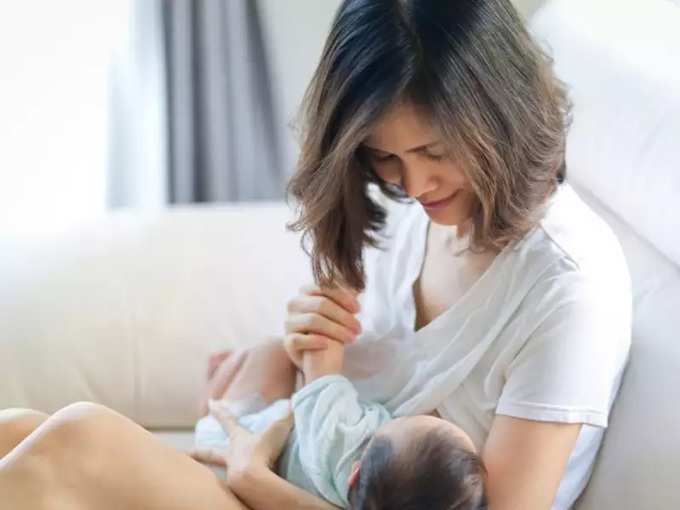 स्तनपानामुळे आई व बाळाला मिळणारे फायदे
