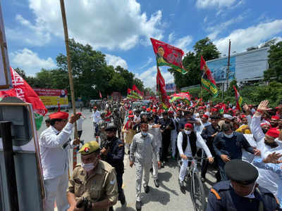 Akhilesh Yadav: मिशन 2022 से पहले कार्यकर्ताओं संग सड़क पर उतरे अखिलेश, जनेश्वर मिश्र पार्क तक निकाली साइकिल यात्रा