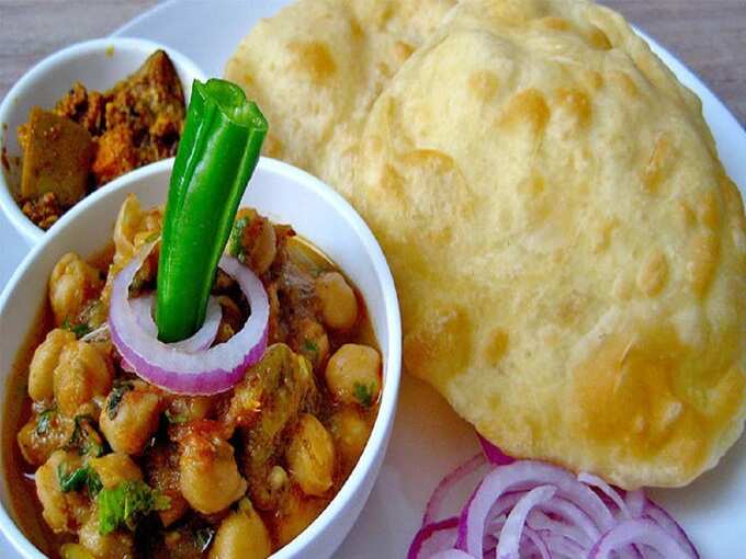 छोटे भटूरे - Chhole Bhature in Haridwar in Hindi