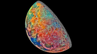 उफ! चांद सा रोशन चेहरा भूल जाइए, NASA ने तस्वीर में दिखाई रंगीन मिजाजी