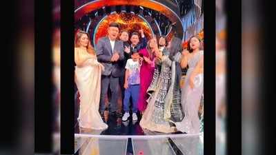 Indian Idol 12 वरही बचपन का प्यार ची जादू, कार्यक्रमाच्या सेटवर पोहोचला छोटा पाहुणा
