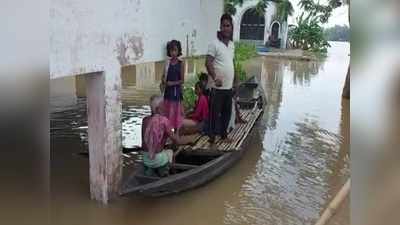 অসুস্থ হলেও মিলছে না ওষুধ! বানভাসি খানাকুলে চরম দুর্দশা