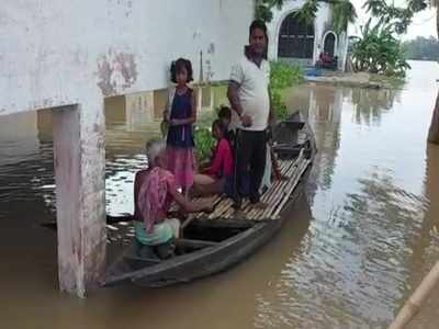 অসুস্থ হলেও মিলছে না ওষুধ! বানভাসি খানাকুলে চরম দুর্দশা