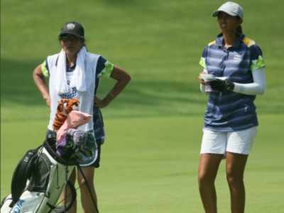 Aditi Ashok Mother As Caddie At Tokyo Olympics:  पहले पिता और अब मां उठा रही हैं अदिति अशोक का गोल्फ बैग...युवा गोल्फर को परिवार का पूरा साथ