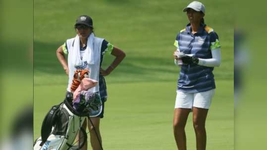 Aditi Ashok Mother As Caddie At Tokyo Olympics:  पहले पिता और अब मां उठा रही हैं अदिति अशोक का गोल्फ बैग...युवा गोल्फर को परिवार का पूरा साथ