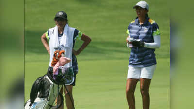 Aditi Ashok Mother As Caddie At Tokyo Olympics:  गॉल्फ कोर्सवर आई उचलतेय अदितीची बॅग; सोशल मीडियावर केला जातोय सलाम