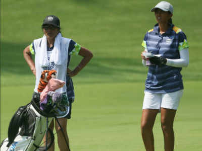 Aditi Ashok Mother As Caddie At Tokyo Olympics:  गॉल्फ कोर्सवर आई उचलतेय अदितीची बॅग; सोशल मीडियावर केला जातोय सलाम