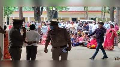 Ambedkarnagar news: टीजीटी एग्‍जाम में हंगामा, पेपर लीक होने का आरोप लगाकर धरने पर बैठे परीक्षार्थी