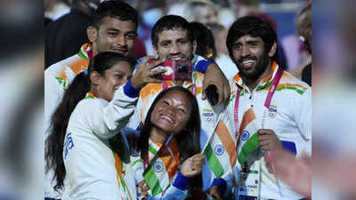 Tokyo Olympics Closing Ceremony Live: ओलिंपिक की क्लोजिंग सेरेमनी में सेल्फी लेता भारतीय दल, नीरज चोपड़ा को ढूंढती निगाहें