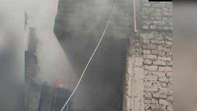 Delhi Fire news: दिल्ली के पीरागढ़ी चौक इलाके में लगी आग, कोई हताहत नहीं
