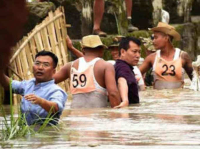 बाढ़ पीड़‍ितों की मदद करते दिखे दिलीप सिंह