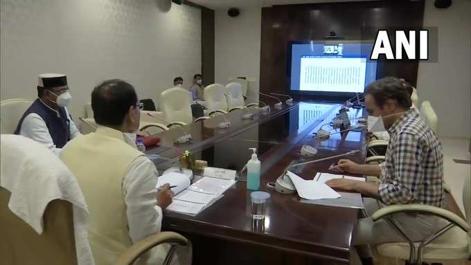 मध्य प्रदेश: मुख्यमंत्री शिवराज सिंह चौहान ने राज्य में कोरोना की स्थिति पर समीक्षा बैठक की। बैठक में राज्य के मंत्री विश्वास सारंग भी मौजूद रहे।